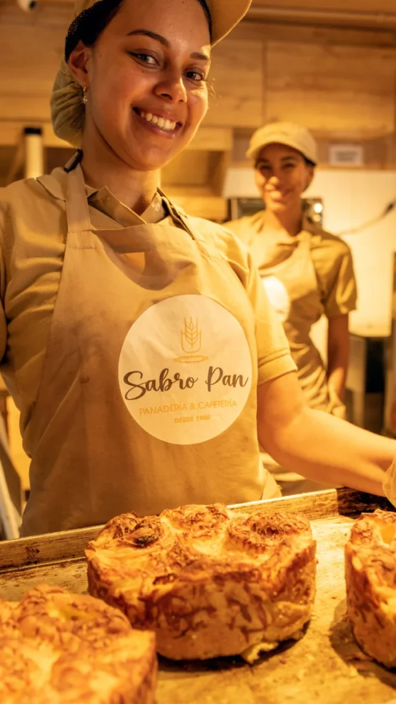 Panes artesanales frescos y repostería gourmet en la vitrina de Sabropan Envigado, panadería con tradición desde 1980.