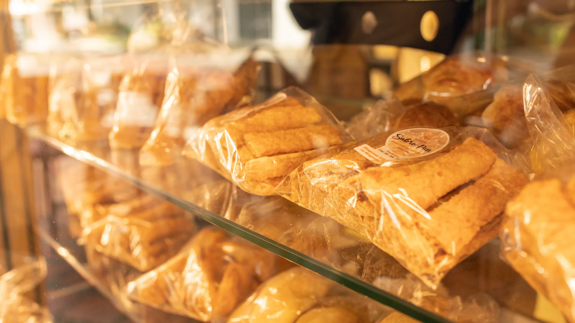 Panes artesanales frescos y repostería gourmet en la vitrina de Sabropan Envigado, panadería con tradición desde 1980.