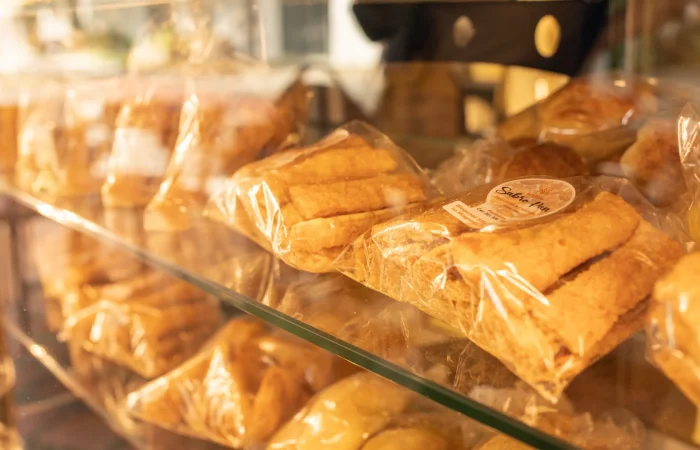 Panes artesanales frescos y repostería gourmet en la vitrina de Sabropan Envigado, panadería con tradición desde 1980.