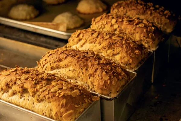 Panes artesanales frescos y repostería gourmet en la vitrina de Sabropan Envigado, panadería con tradición desde 1980.